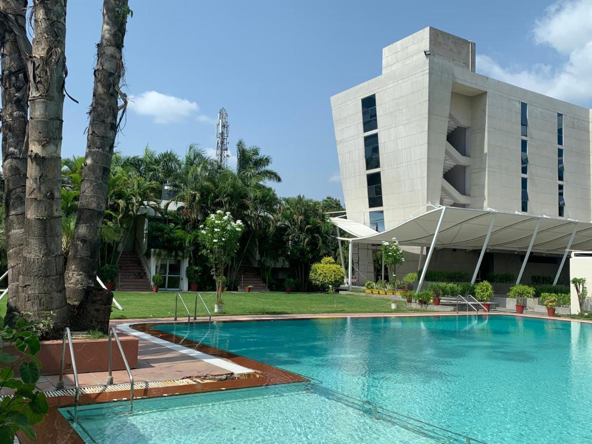 Lch Fitness Hotel Indore Luaran gambar