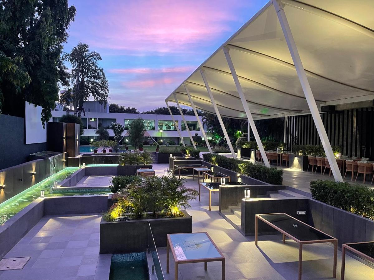 Lch Fitness Hotel Indore Luaran gambar