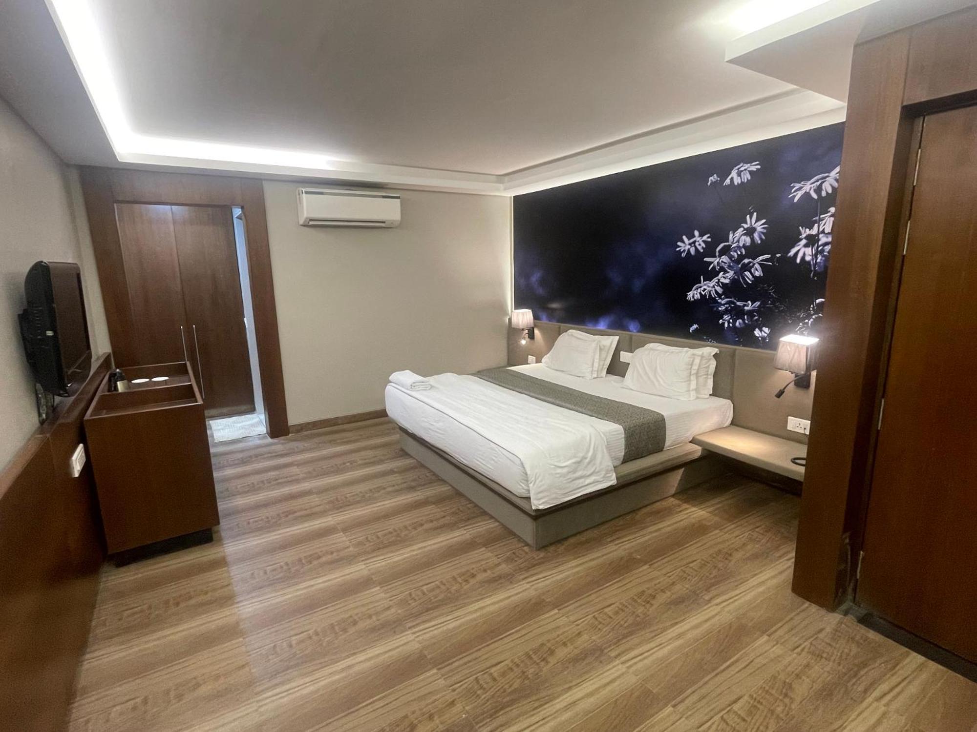 Lch Fitness Hotel Indore Luaran gambar