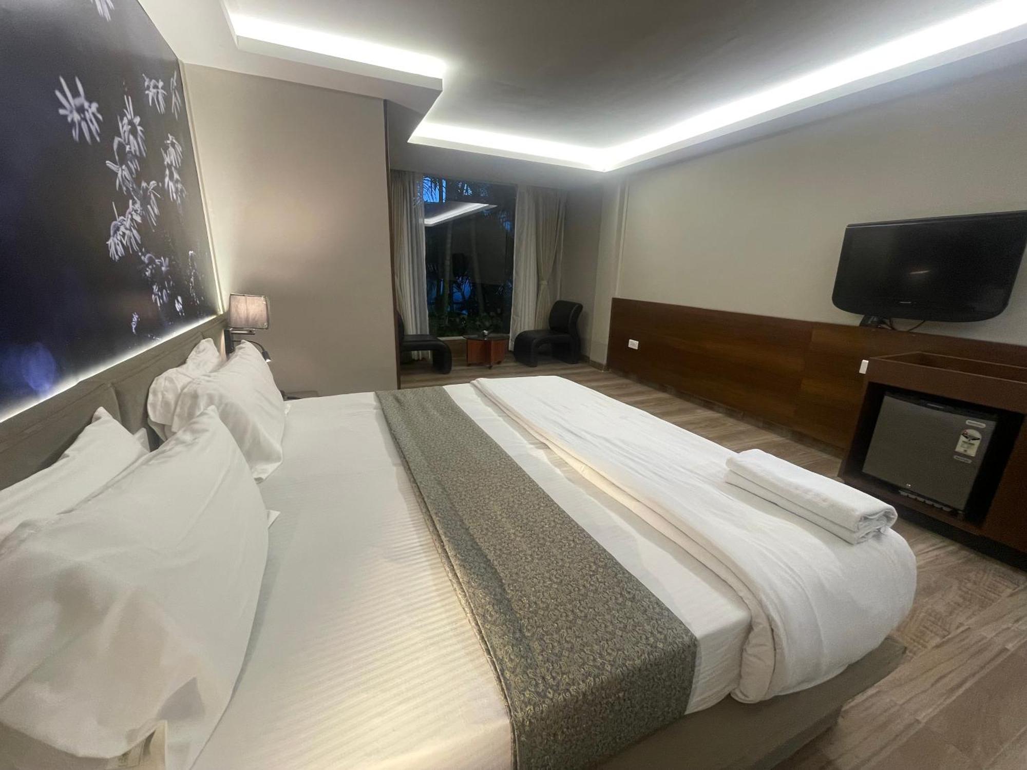 Lch Fitness Hotel Indore Luaran gambar
