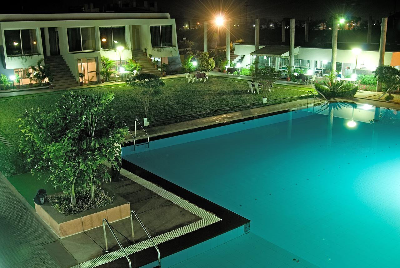 Lch Fitness Hotel Indore Luaran gambar